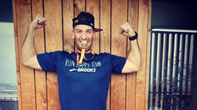 Marathon auf dem Balkon: Läufer trotzt Ausgangssperre