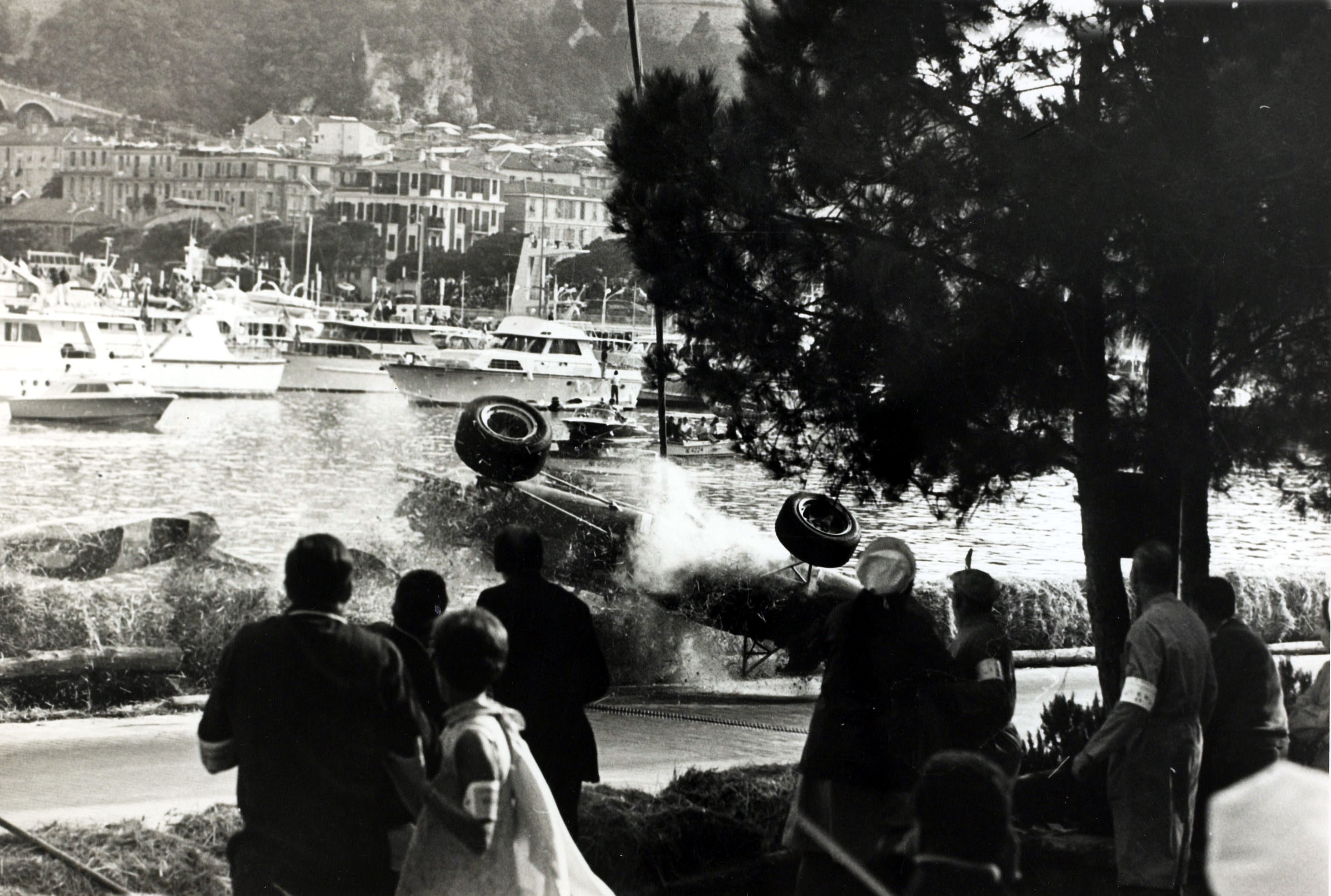 L'accident de Lorenzo Bandini à Monaco en 1967 : sa Ferrari retournée va devenir un brasier