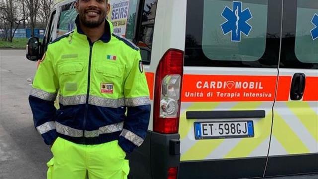 Un jucător italian de rugby lucrează ture de 13 ore ca șofer de ambulanță în perioada pandemiei