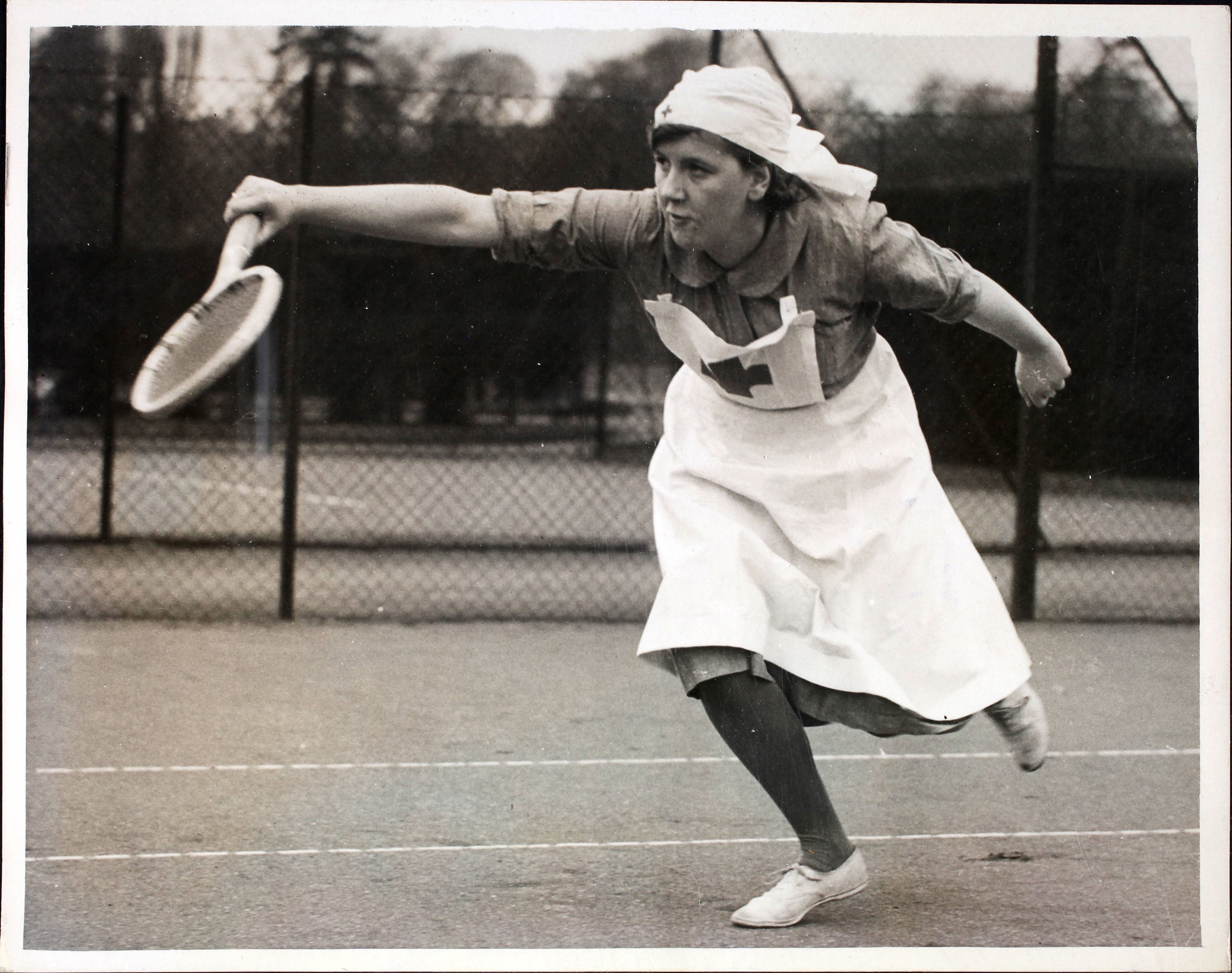 Enfermera juega en las instalaciones de Wimbledon en la 2ª Guerra Mundial