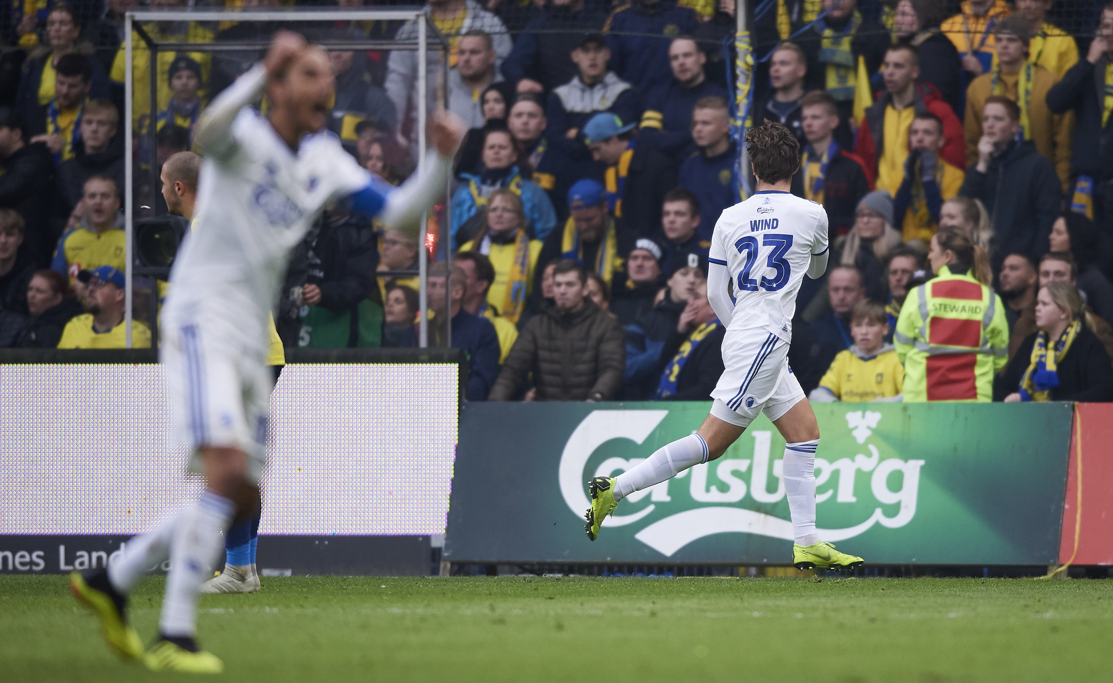 Jonas Wind tysser ud mod Brøndby-fasene efter scoringen i de døende minutter. 