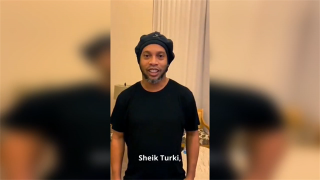 Ronaldinho reaparece para enviar un saludo al dueño del Almería Ronaldinho reaparece para enviar un saludo al dueño del Almería