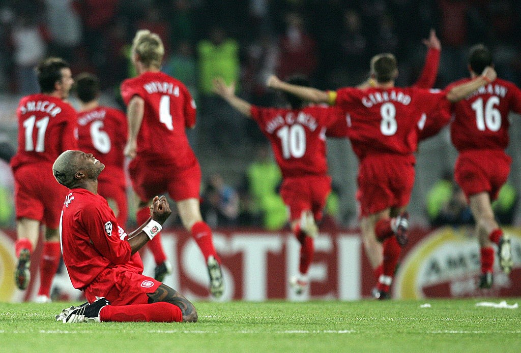 Jucătorii lui Liverpool după victoria în fața lui AC Milan din finala UEFA Champions League din 2005