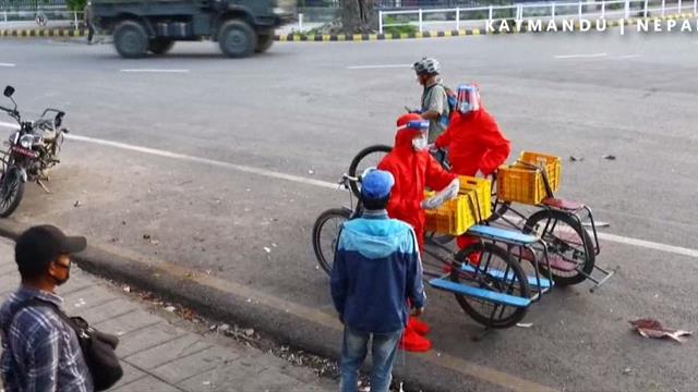 Ciclismo solidario: reparten comida en bicicleta a los más necesitados en Nepal Ciclismo solidario: reparten comida en bicicleta a los más necesitados en Nepal