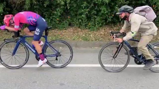 Un aficionado colombiano sorprende a Rigo Urán a su rueda cuando este entrenaba a 45 km/h Un aficionado colombiano sorprende a Rigo Urán a su rueda cuando este entrenaba a 45 km/h