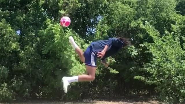 Los complejos remates acrobáticos de un taekwondista al más puro estilo Ibrahimovic Los complejos remates acrobáticos de un taekwondista al más puro estilo Ibrahimovic