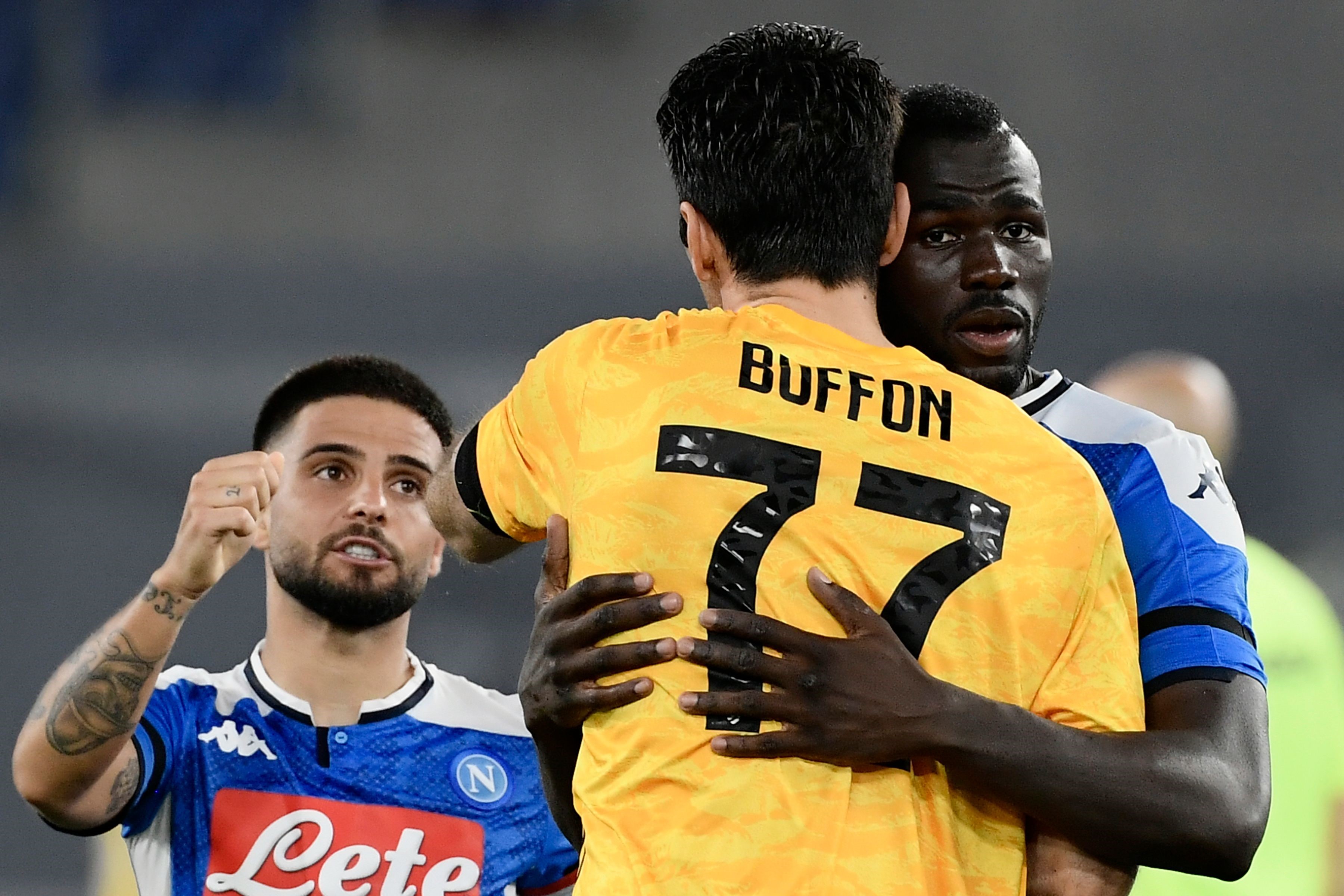 Kalidou Koulibaly vom SSC Neapel umarmt Gianluigi Buffon von Juventus Turin