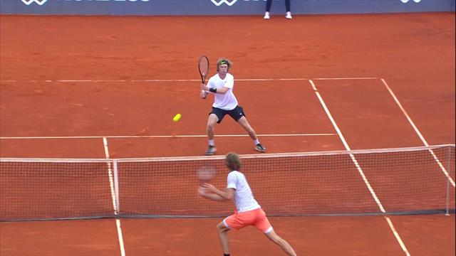 Adria Tour: ¡Que no caiga! Gran intercambio en la red entre Zverev y Rublev Adria Tour: ¡Que no caiga! Gran intercambio en la red entre Zverev y Rublev