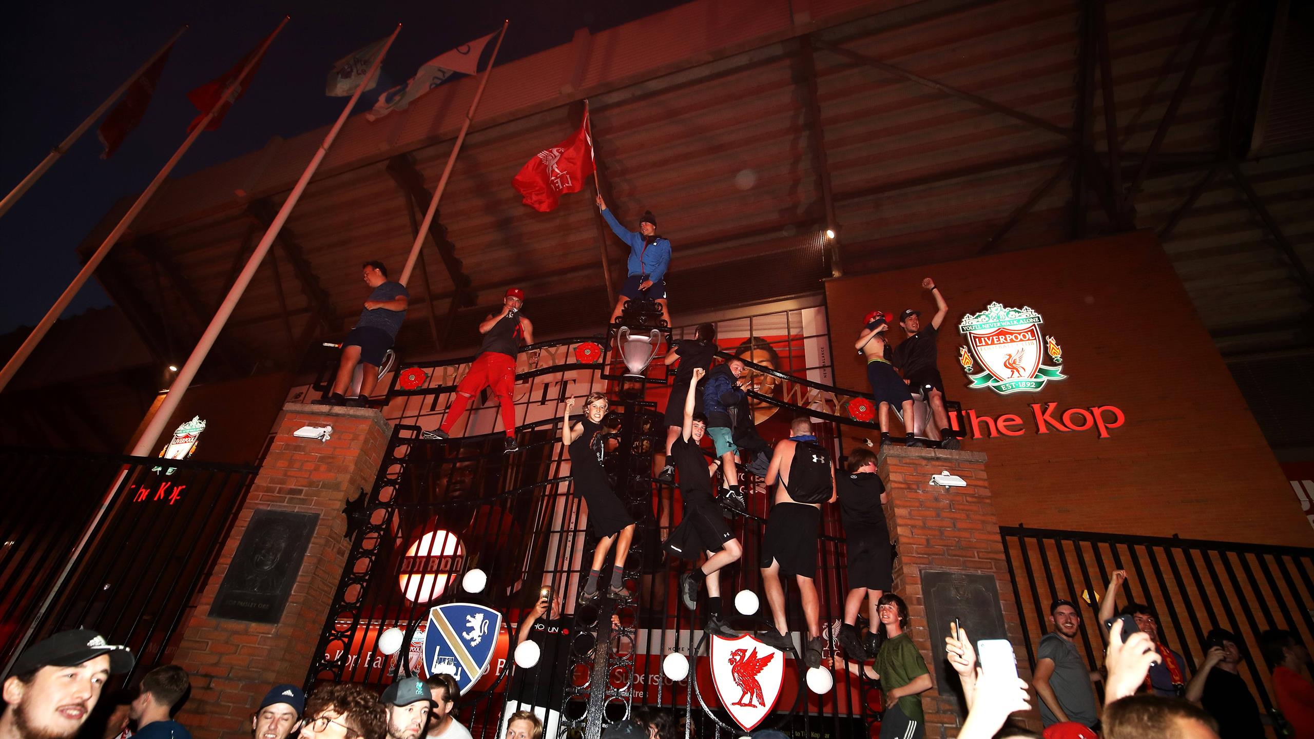 Feuerwerk und Freudentänze! LiverpoolFans feiern den Titel Eurosport Deutschland