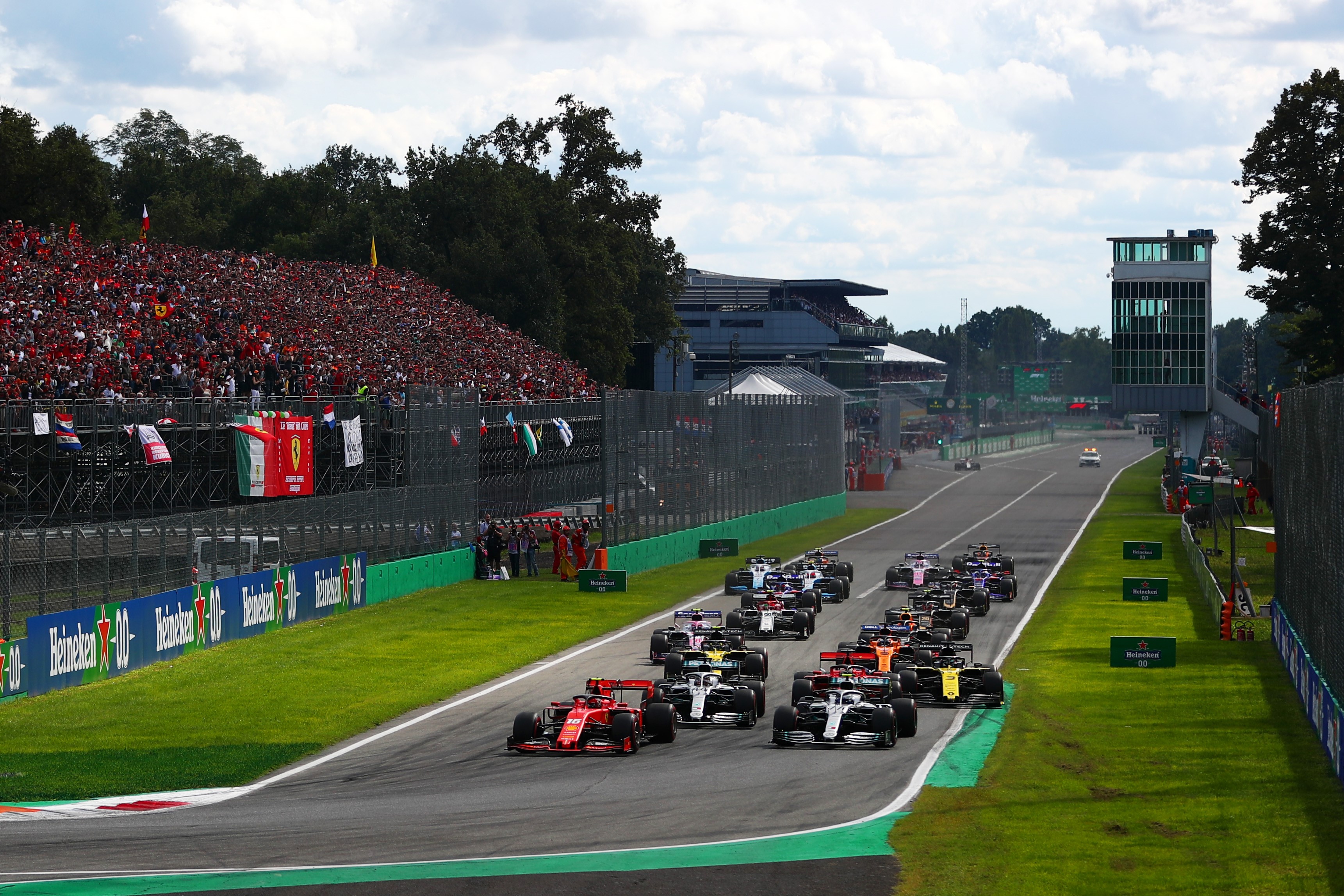 Charles Leclerc im Ferrari führt das Fahrerfeld beim Großen Preis von Italien 2019 in Monza in die erste Kurve. 2020 könnte es ein weiteres Rennen auf italienischem Boden geben