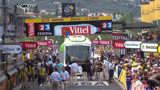 Tal día como hoy: El autobús que se enganchó en la meta y casi arruina el arranque del Tour 2013 Tal día como hoy: El autobús que se enganchó en la meta y casi arruina el arranque del Tour 2013