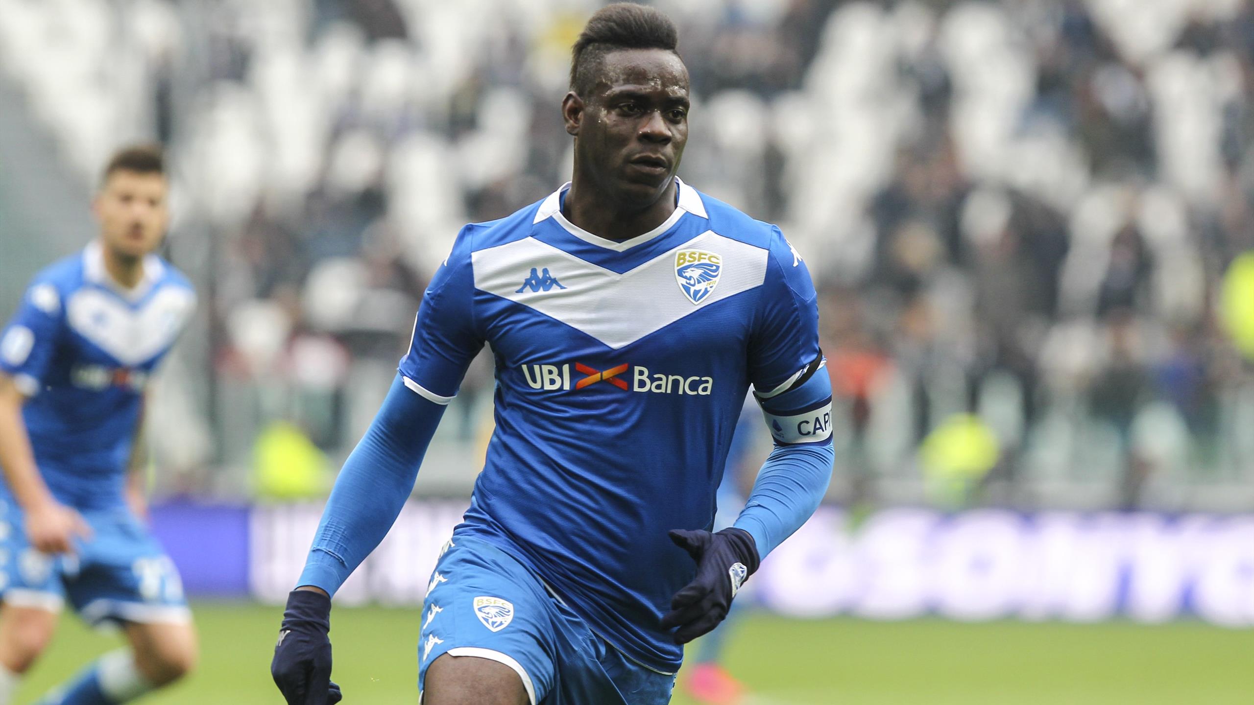 Mario Balotelli Uberrascht Mit Neuer Frisur Eurosport