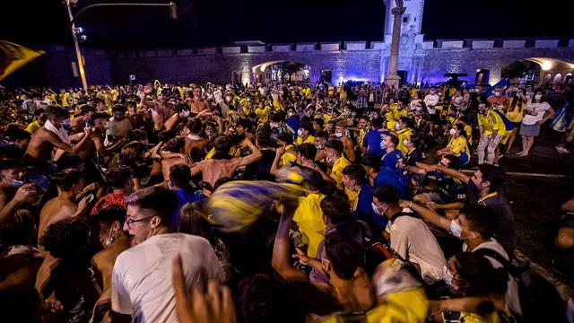 La afición del Cádiz festejó el ascenso sin miedo al coronavirus La afición del Cádiz festejó el ascenso sin miedo al coronavirus