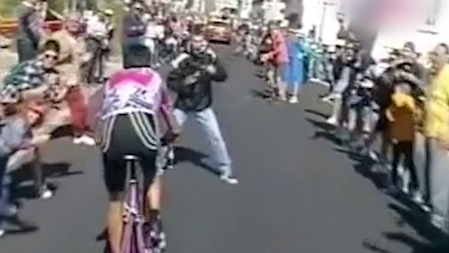 Tal día como hoy: Ni el espectador que provocó su caída pudo con Giuseppe Guerini en Alpe D'Huez Tal día como hoy: Ni el espectador que provocó su caída pudo con Giuseppe Guerini en Alpe D'Huez