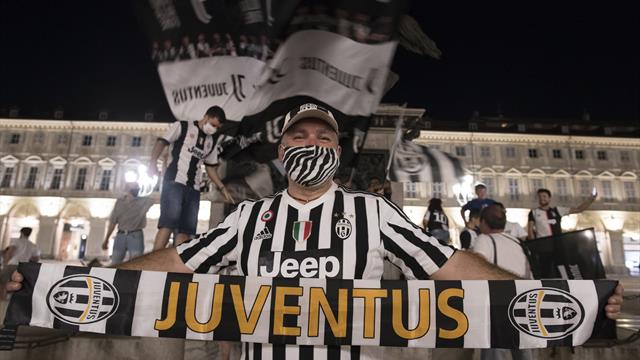Un grupo reducido de aficionados de la Juventus celebra la conquista del Scudetto Un grupo reducido de aficionados de la Juventus celebra la conquista del Scudetto