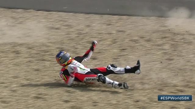Al suelo sin motivo aparente: Rinaldo acabó en la grava en los entrenamientos libres de Jerez Al suelo sin motivo aparente: Rinaldo acabó en la grava en los entrenamientos libres de Jerez