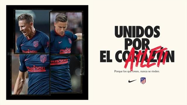 La segunda equipación del Atlético 2020-21, azul oscuro con detalles rojos La segunda equipación del Atlético 2020-21, azul oscuro con detalles rojos