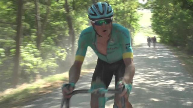 Strade Bianche 2020: Tremendo enfado de Fulgsang con una moto cuando iba en cabeza Strade Bianche 2020: Tremendo enfado de Fulgsang con una moto cuando iba en cabeza