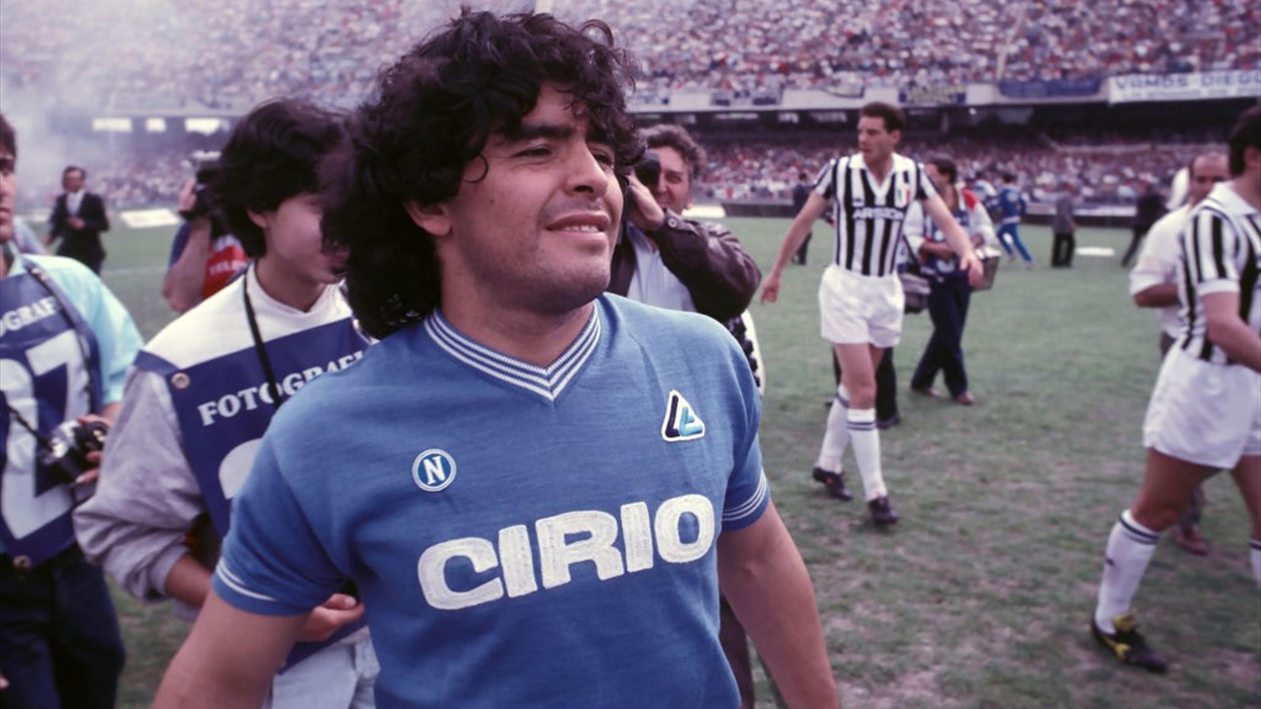 vchera umer diego maradona na samom