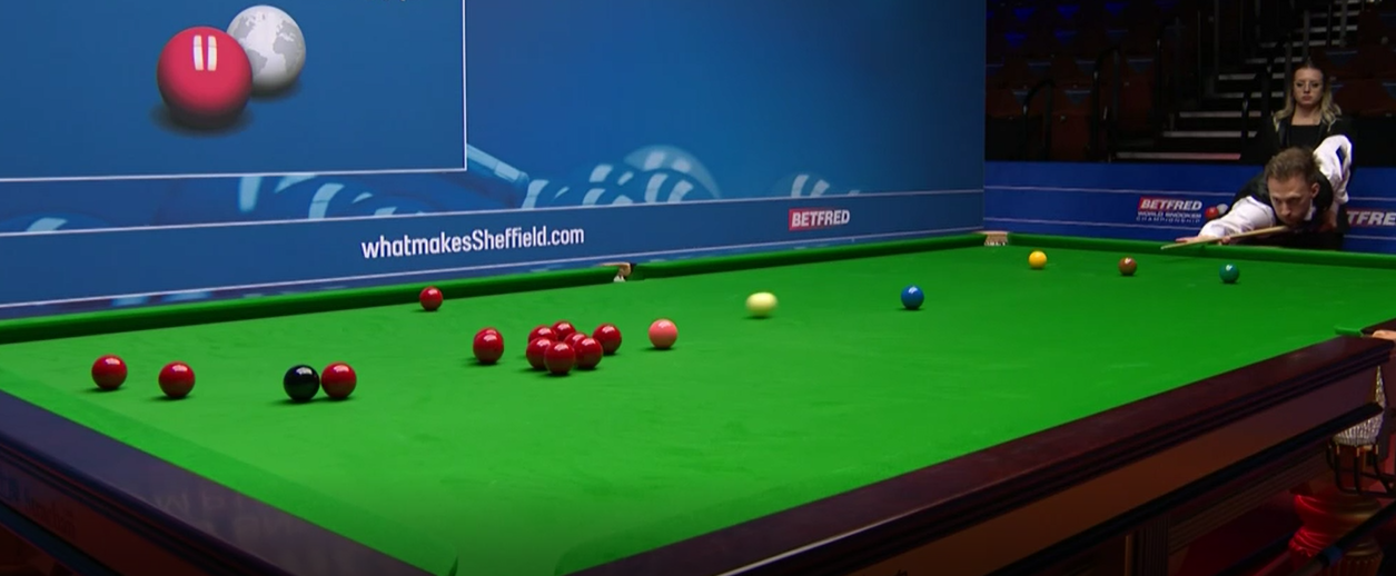 Judd Trump in Aktion bei der Snooker-WM 2020 im Vierteflinale gegen Kyren Wilson