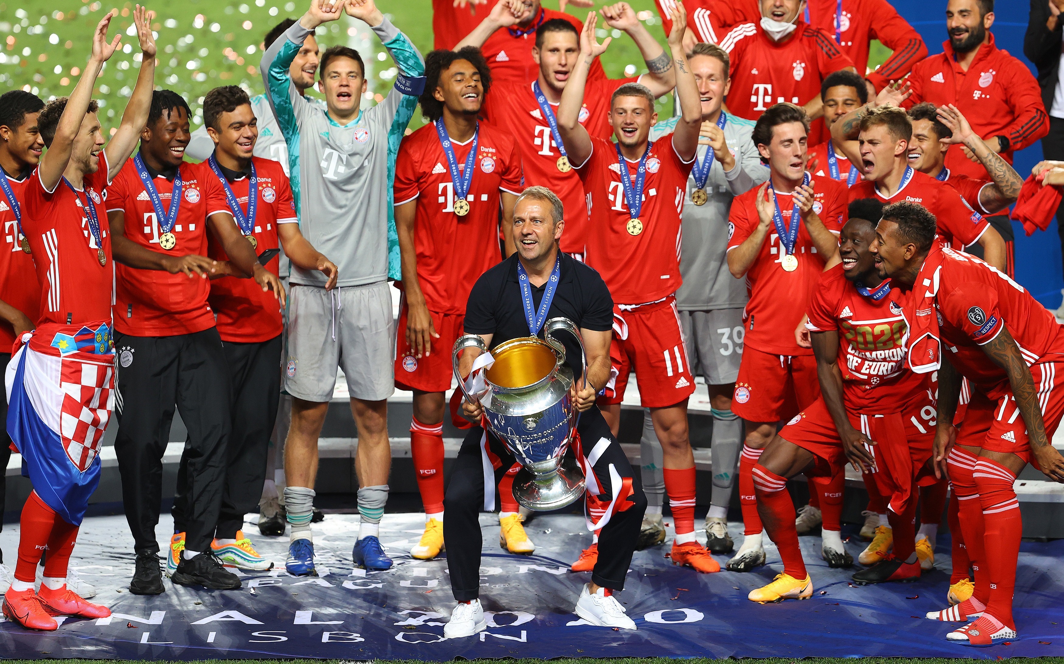 Hansi Flick lifts the Champions League trophy