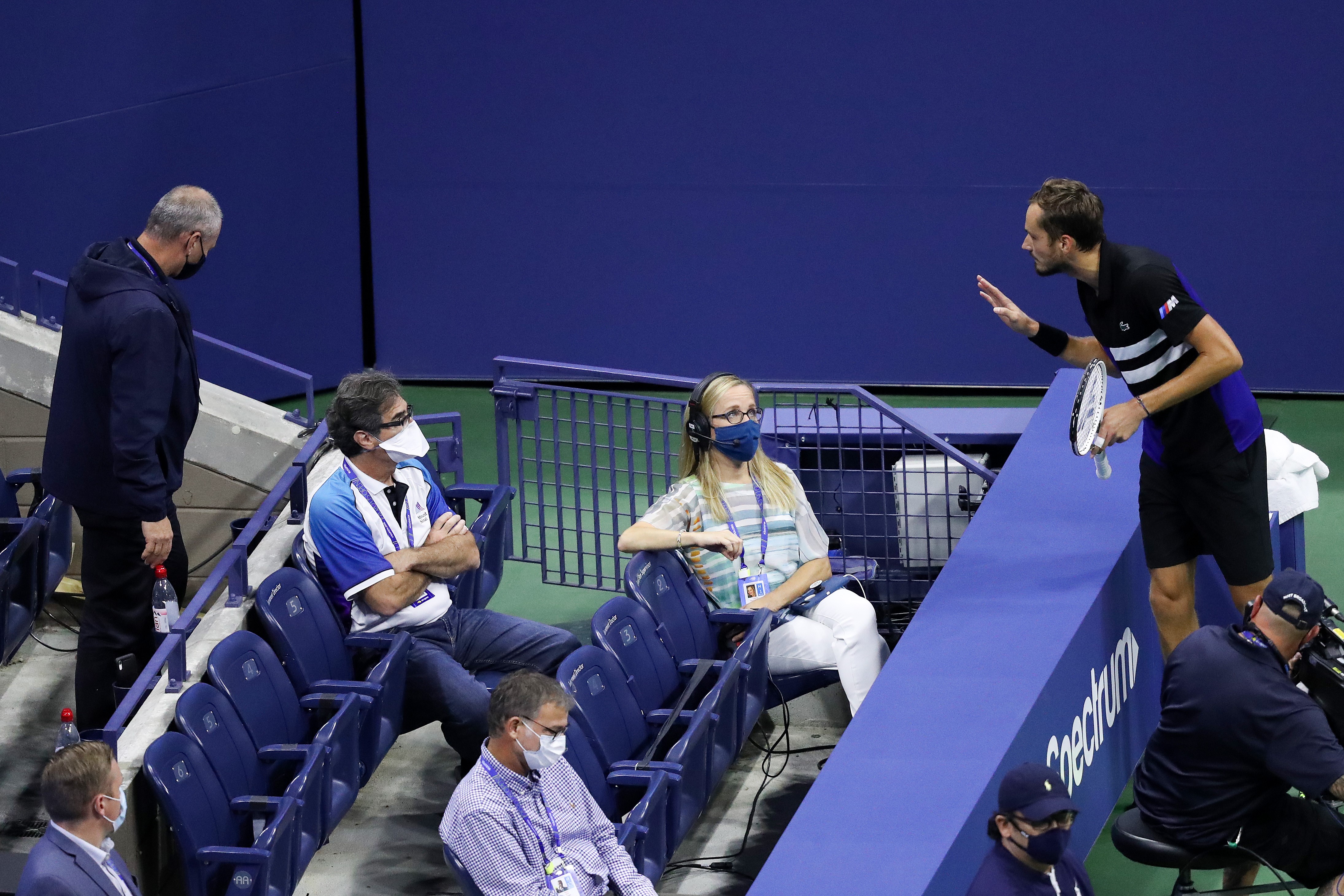 Daniil Medvedev conteste une décision de l'arbitre avec le superviseur Wayne McKewen lors de sa demi-finale contre Dominic Thiem / US Open 2020