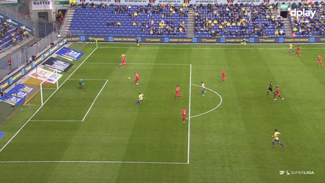 Store FCN-fejl bringer Brøndby tilbage i kampen! Hedlund scorer til 1-2 Store FCN-fejl bringer Brøndby tilbage i kampen! Hedlund scorer til 1-2