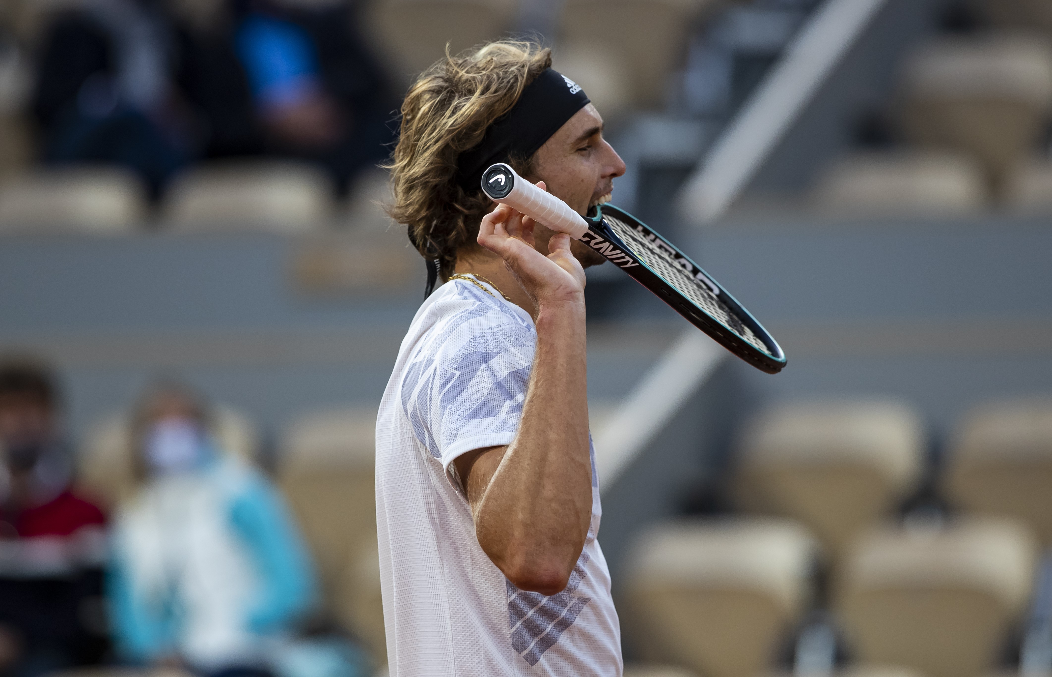 Alexander Zverev mange sa raquette