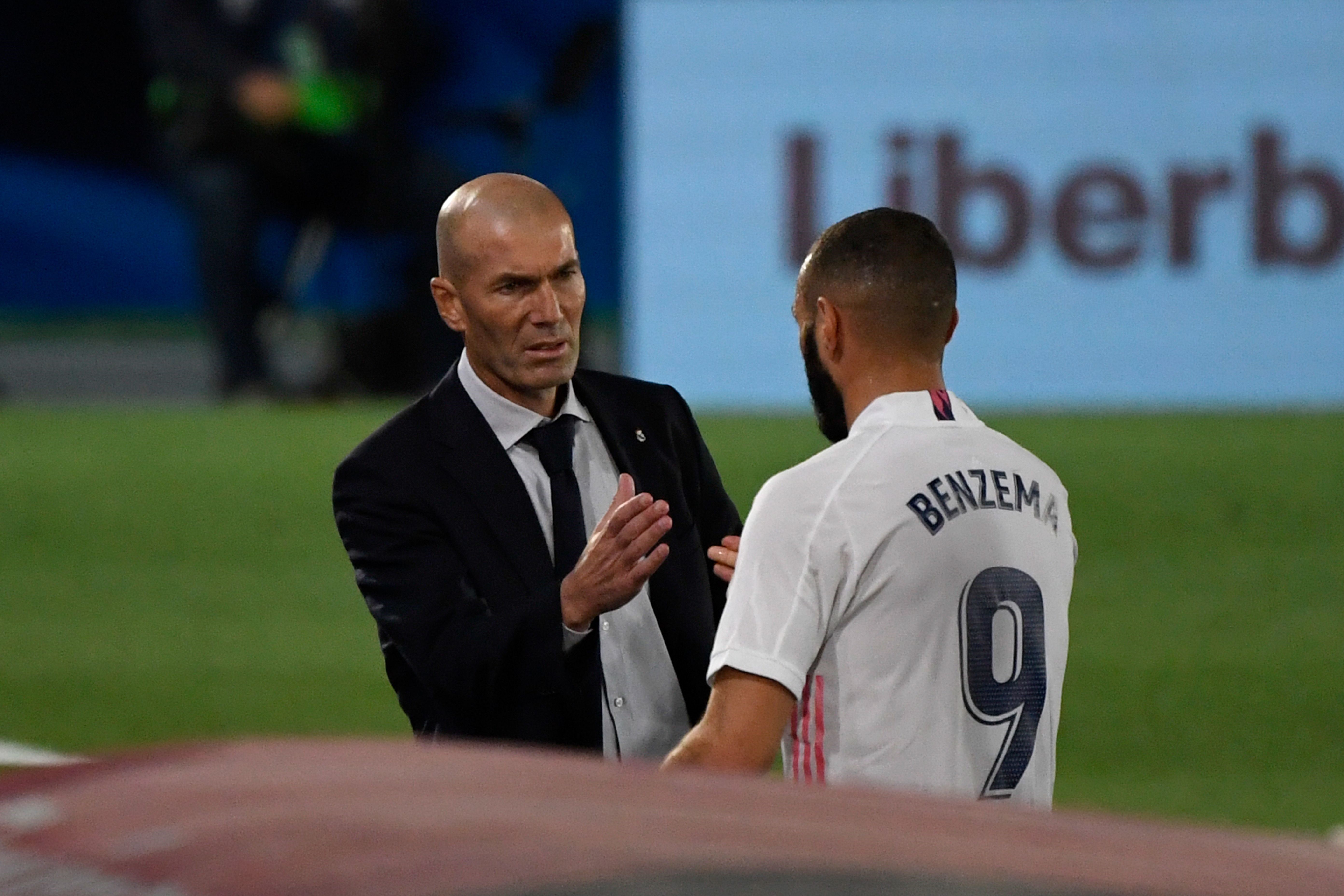 Zinedine Zidane, l'entraîneur du Real Madrid, félicite Karim Benzema - Liga 2020-21