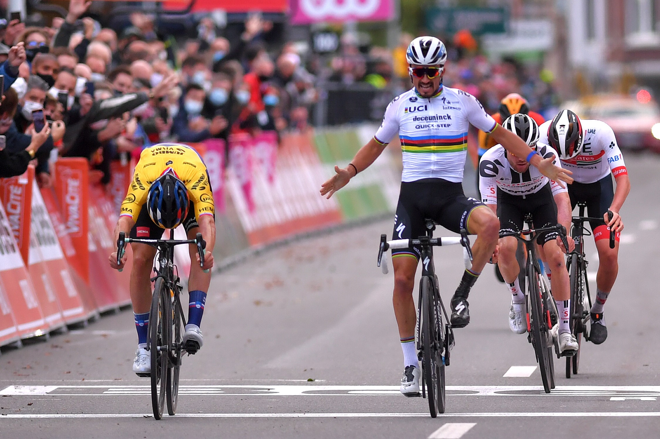 La mítica foto finish entre Roglic y Alaphilippe en la Lieja