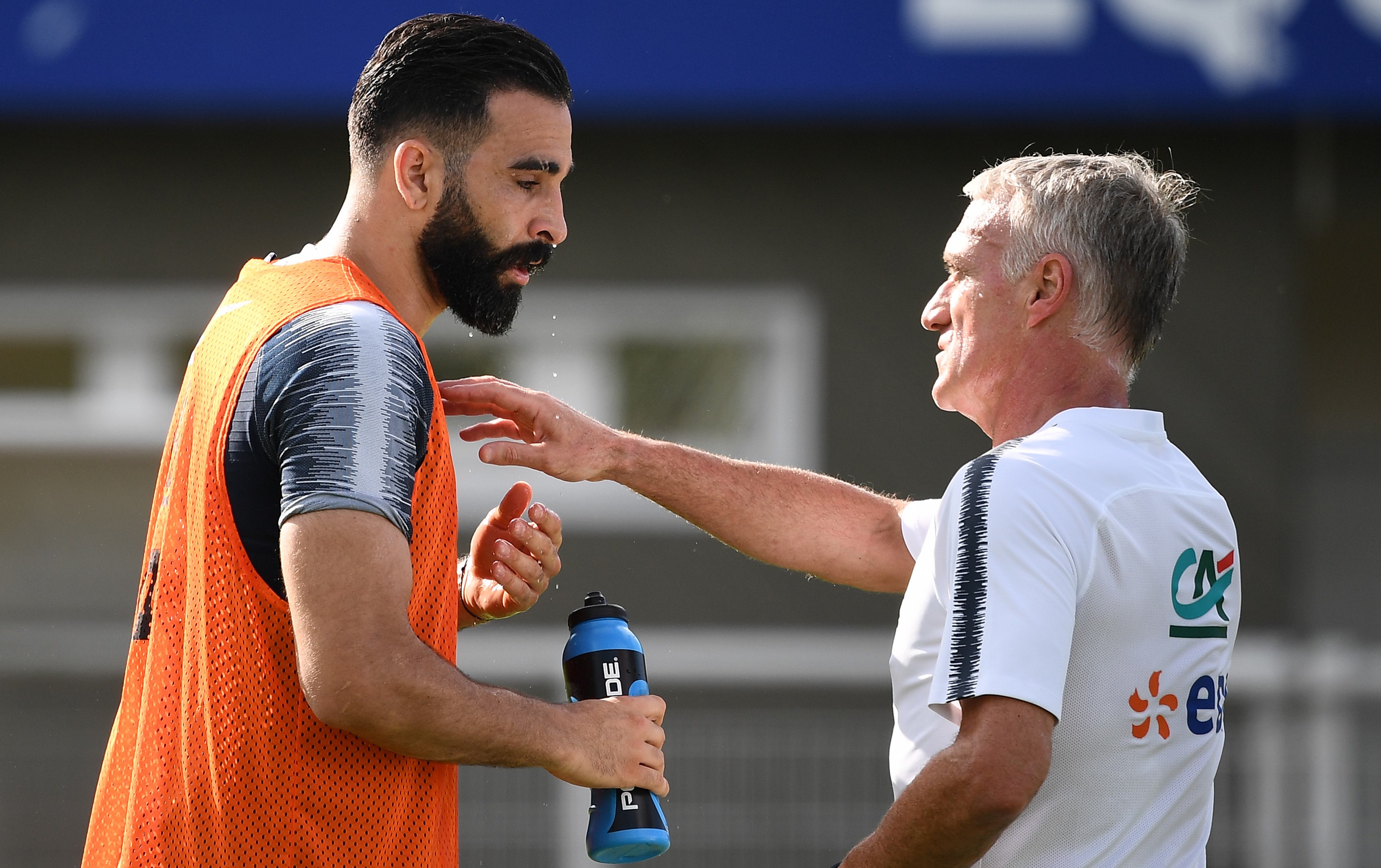 Adil Rami et Didier Deschamps à l'entraînement des Bleus