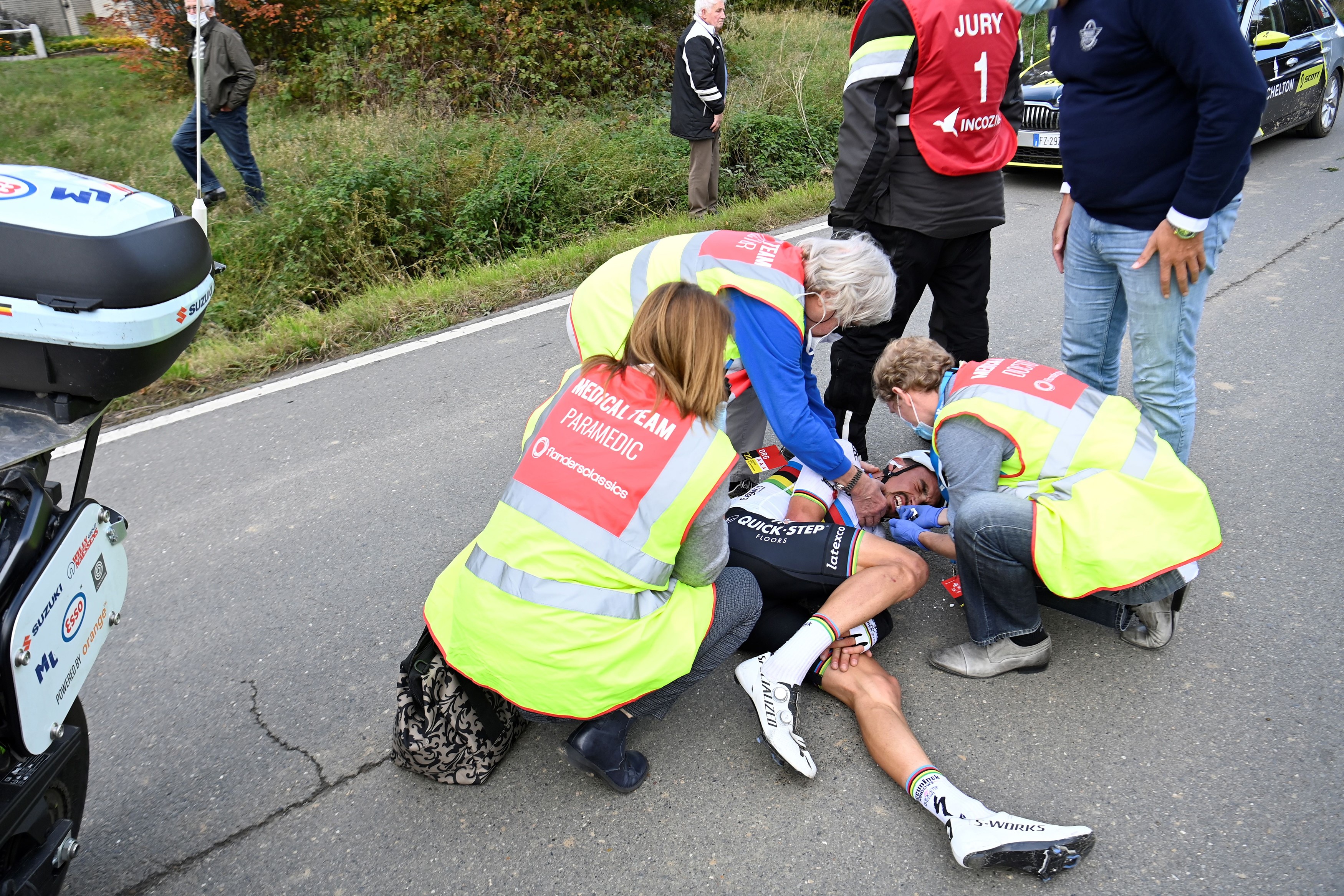 Julian Alaphilippe à terre après sa chute lors du Tour des Flandres 2020