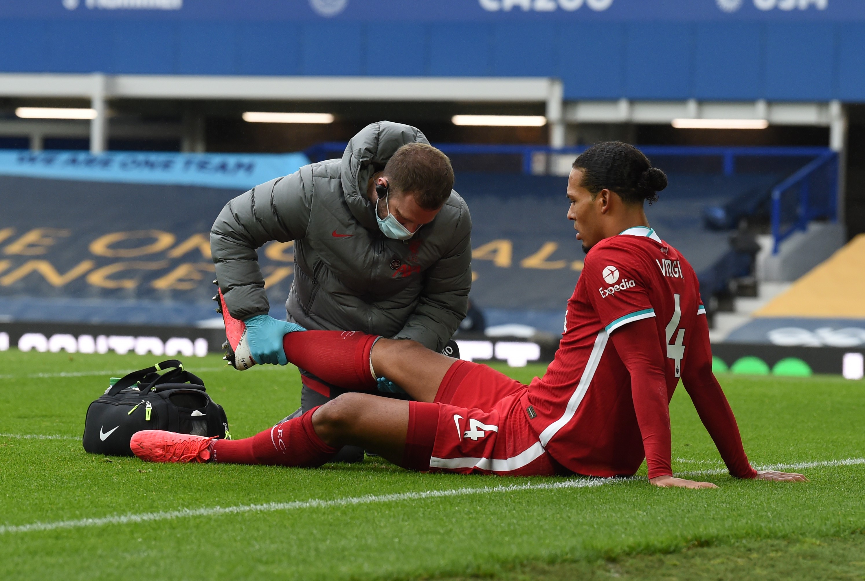 Virgil van Dijk nabawił się poważnego urazu w derbach z Evertonem