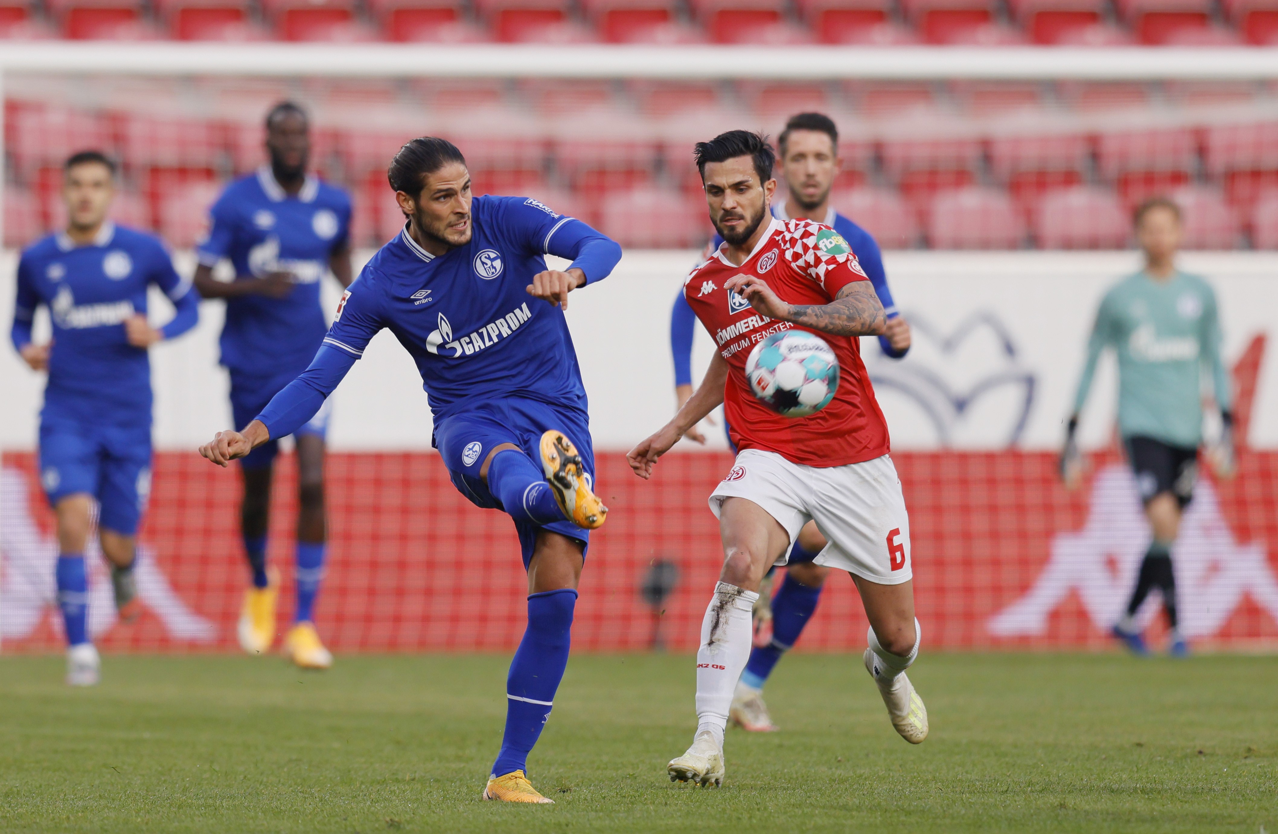 Gonçalo Paciência (links; FC Schalke) - Danny Latza (FSV Mainz)