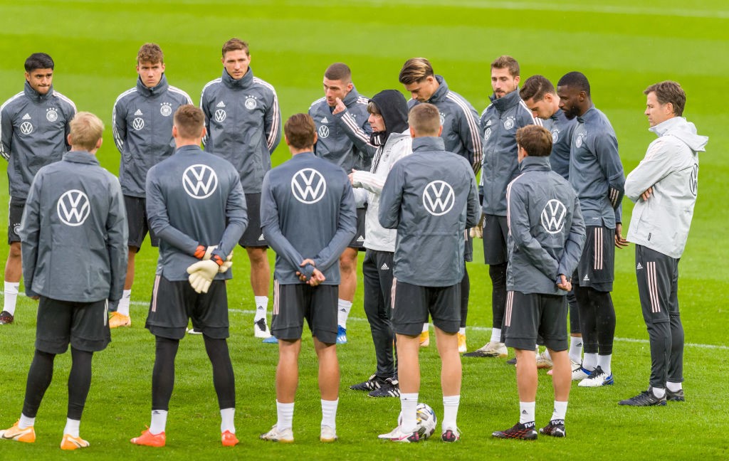 Joachim Löw dirige l'entraînement de l'équipe d'Allemagne avec l'assistance d'Oliver Bierhoff le 6 octobre 2020 à Cologne