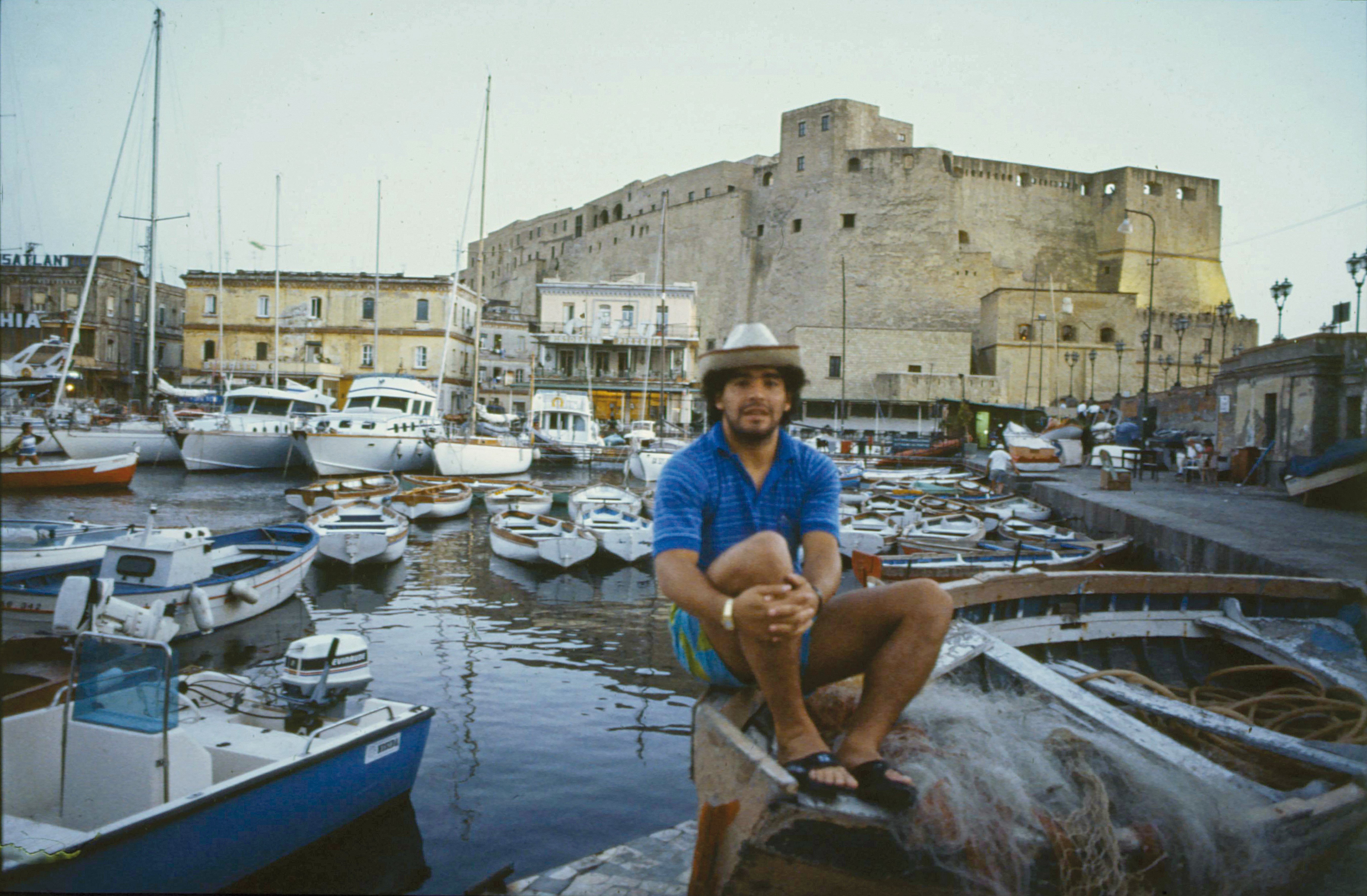 Diego Maradona con Napoli sullo sfondo.