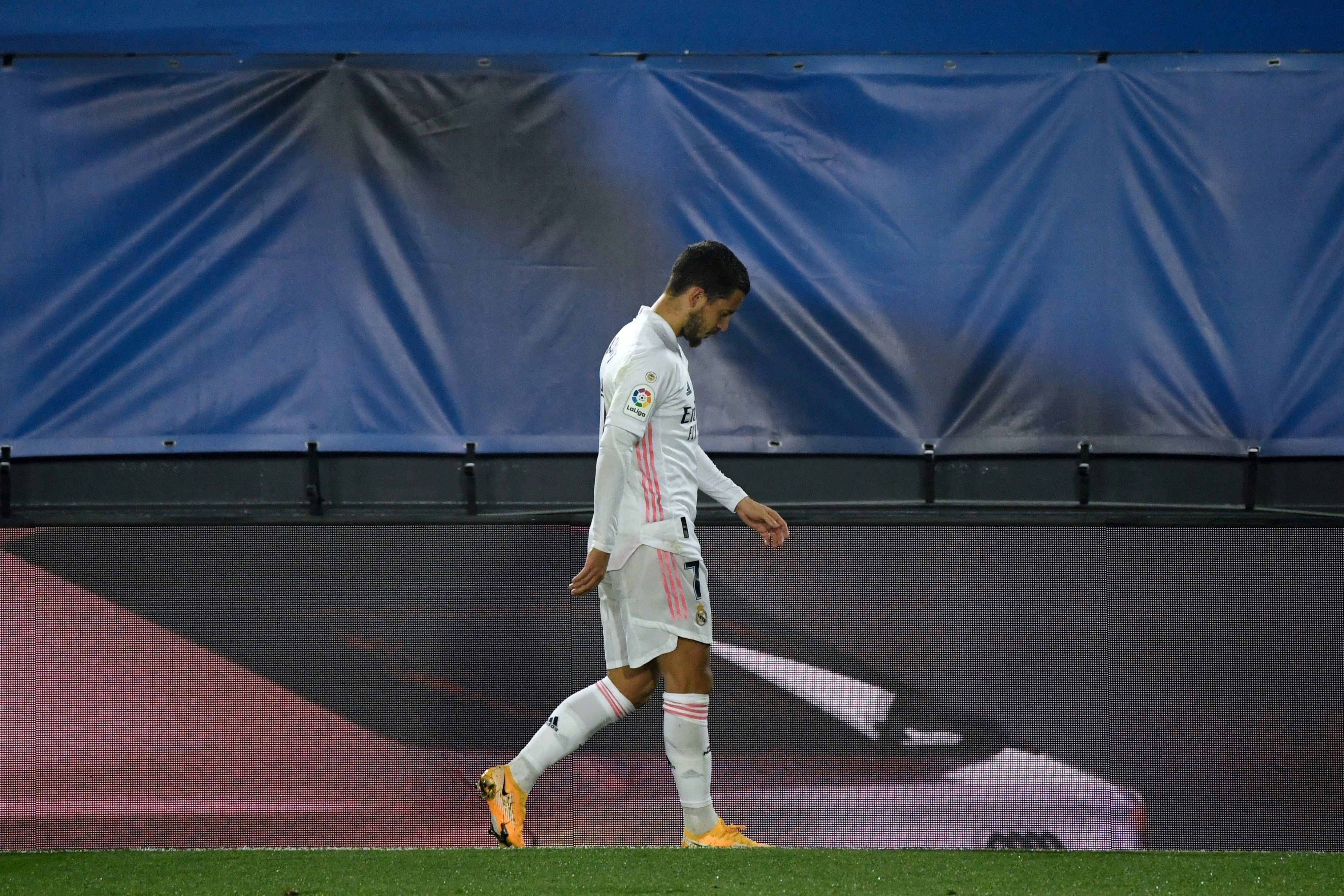 Eden Hazard walks off after being subbed against Alaves