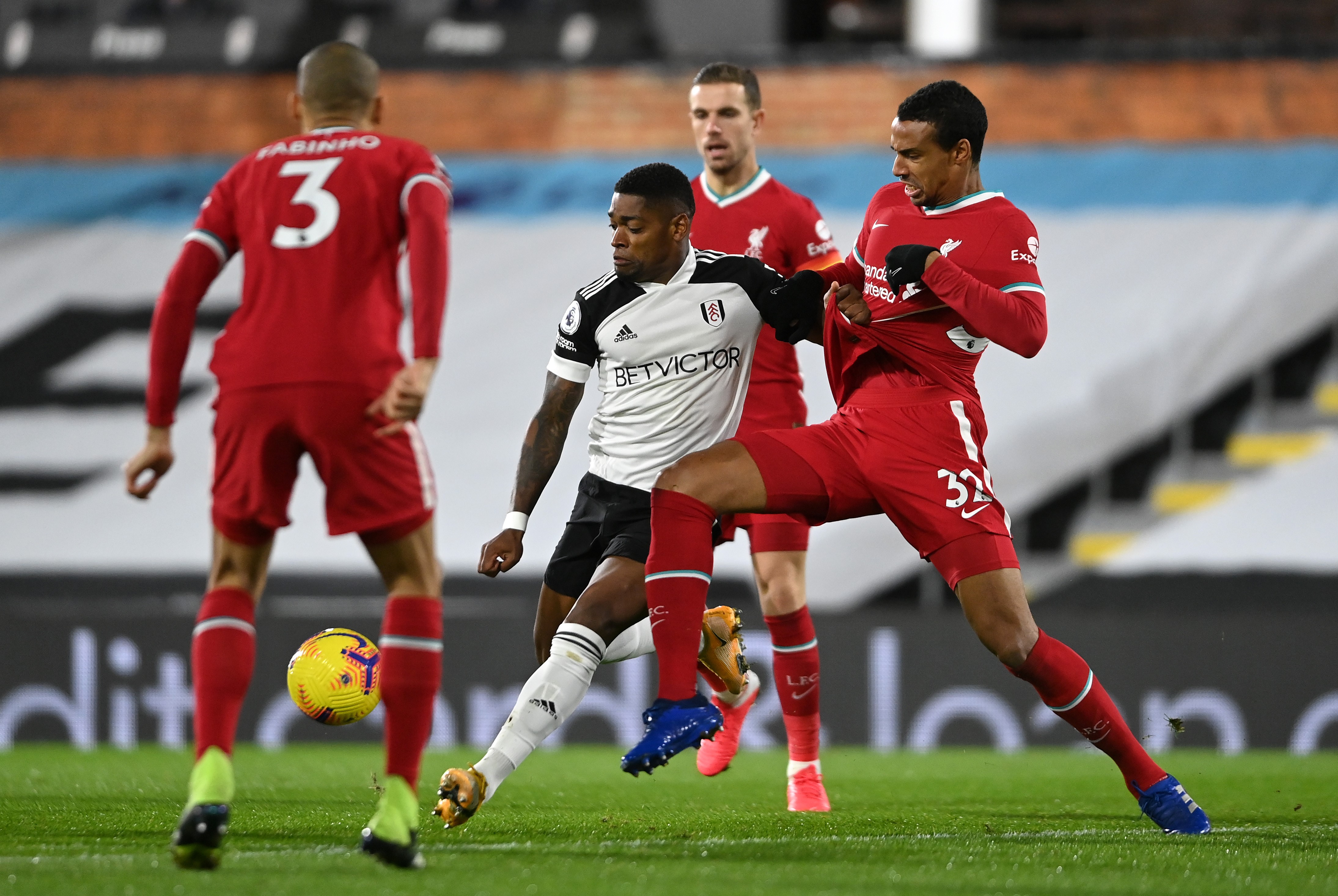 Matip contrasta Cavaleiro, Fulham-Liverpool