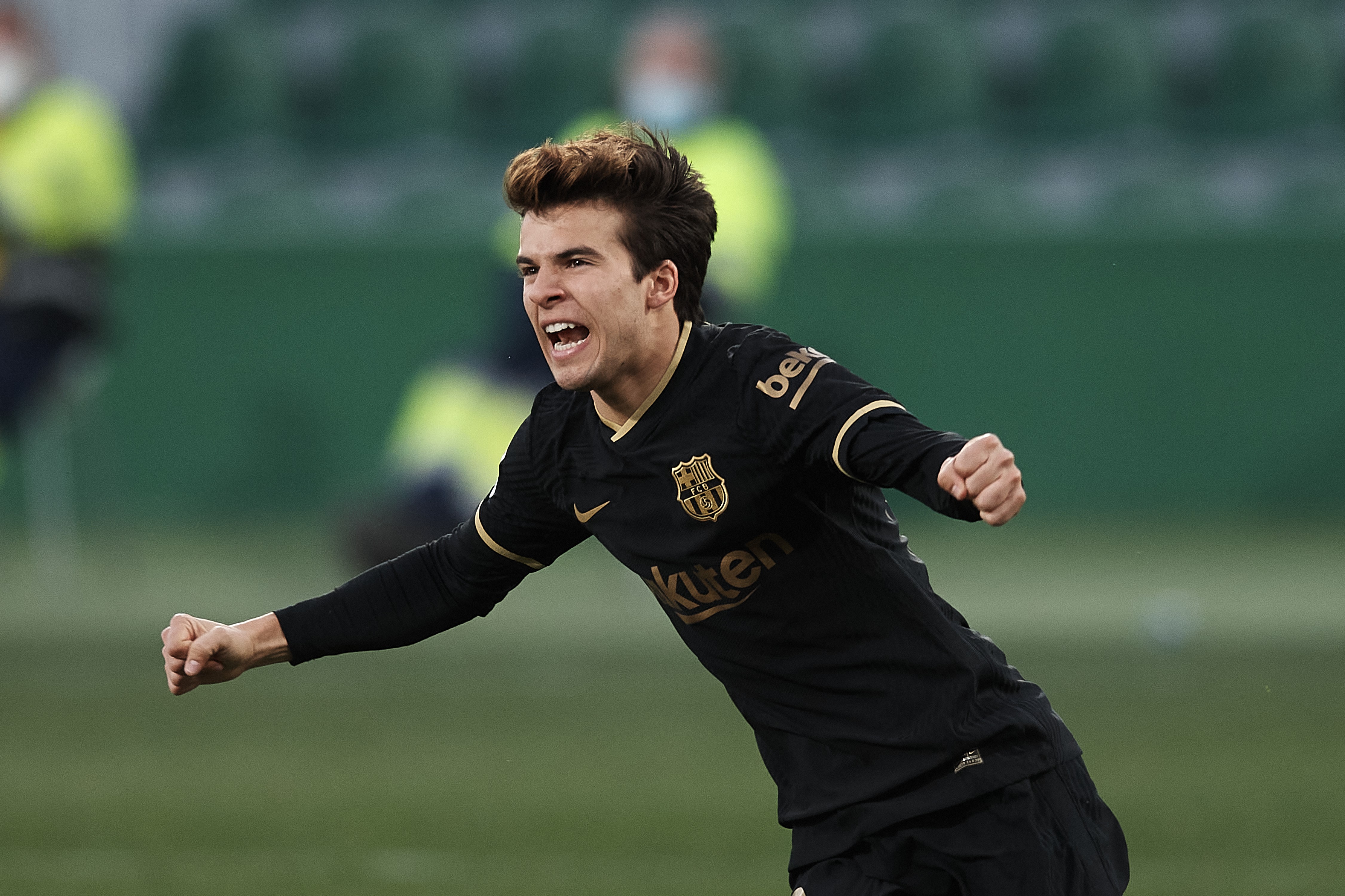 Riqui Puig celebra su gol en el Elche-Barcelona de LaLiga