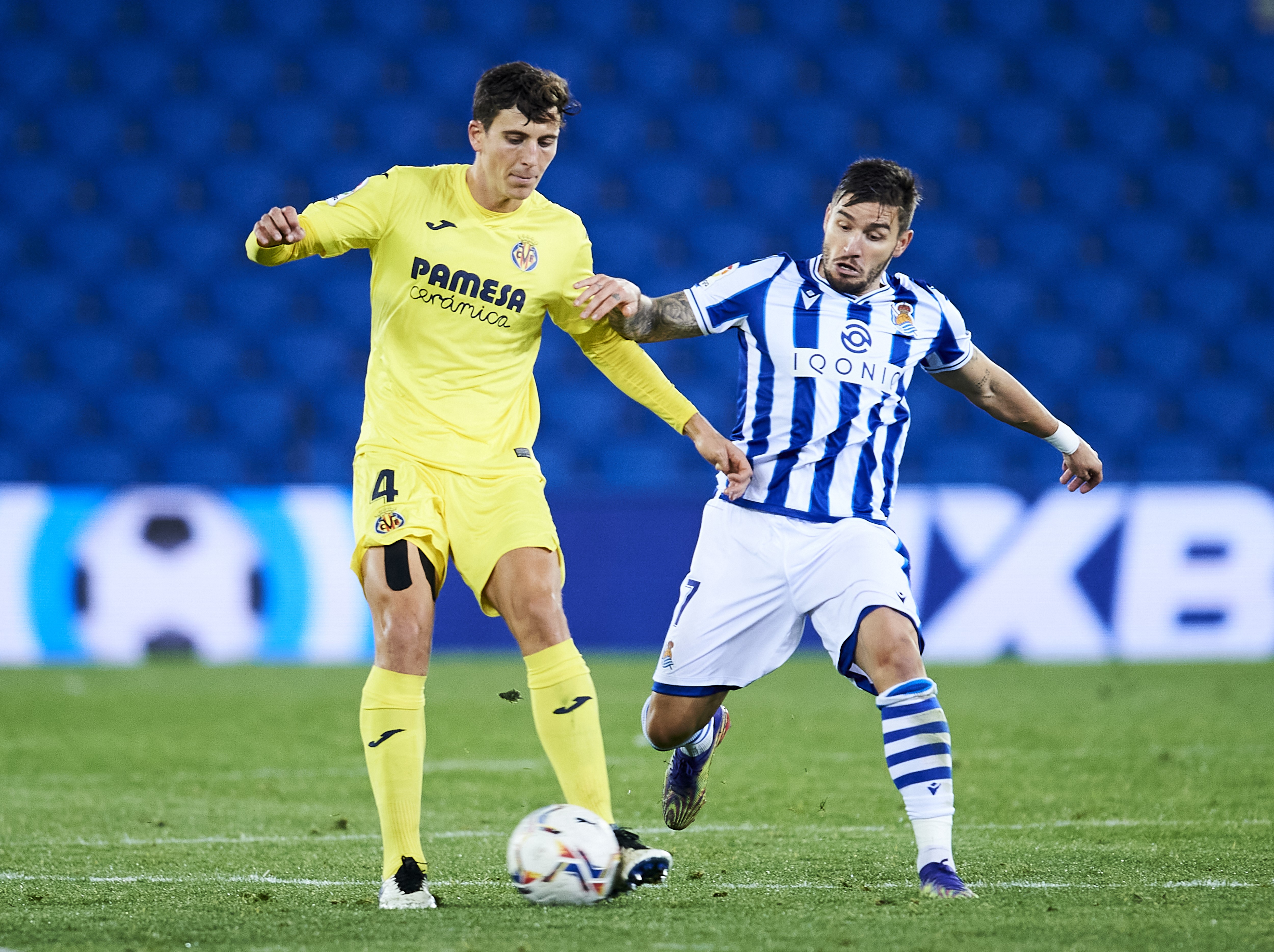 Pau Torres (Villarreal) and Portu (Real Sociedad)