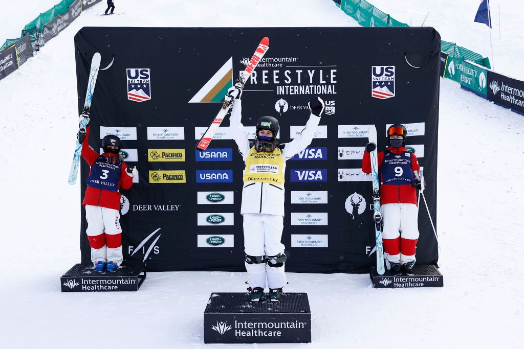 Perrine Laffont sur le podium avec Anri Kawamura et Kisara Sumiyoshi à Deer Valley le 4 février 2021