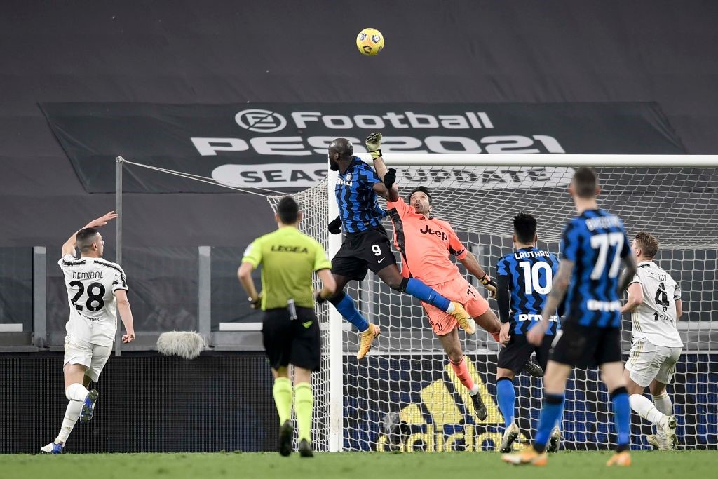 Gianluigi Buffon et Romelu Lukaku lors de Inter- Juventus en Coupe d'Italie le 9 février 2021