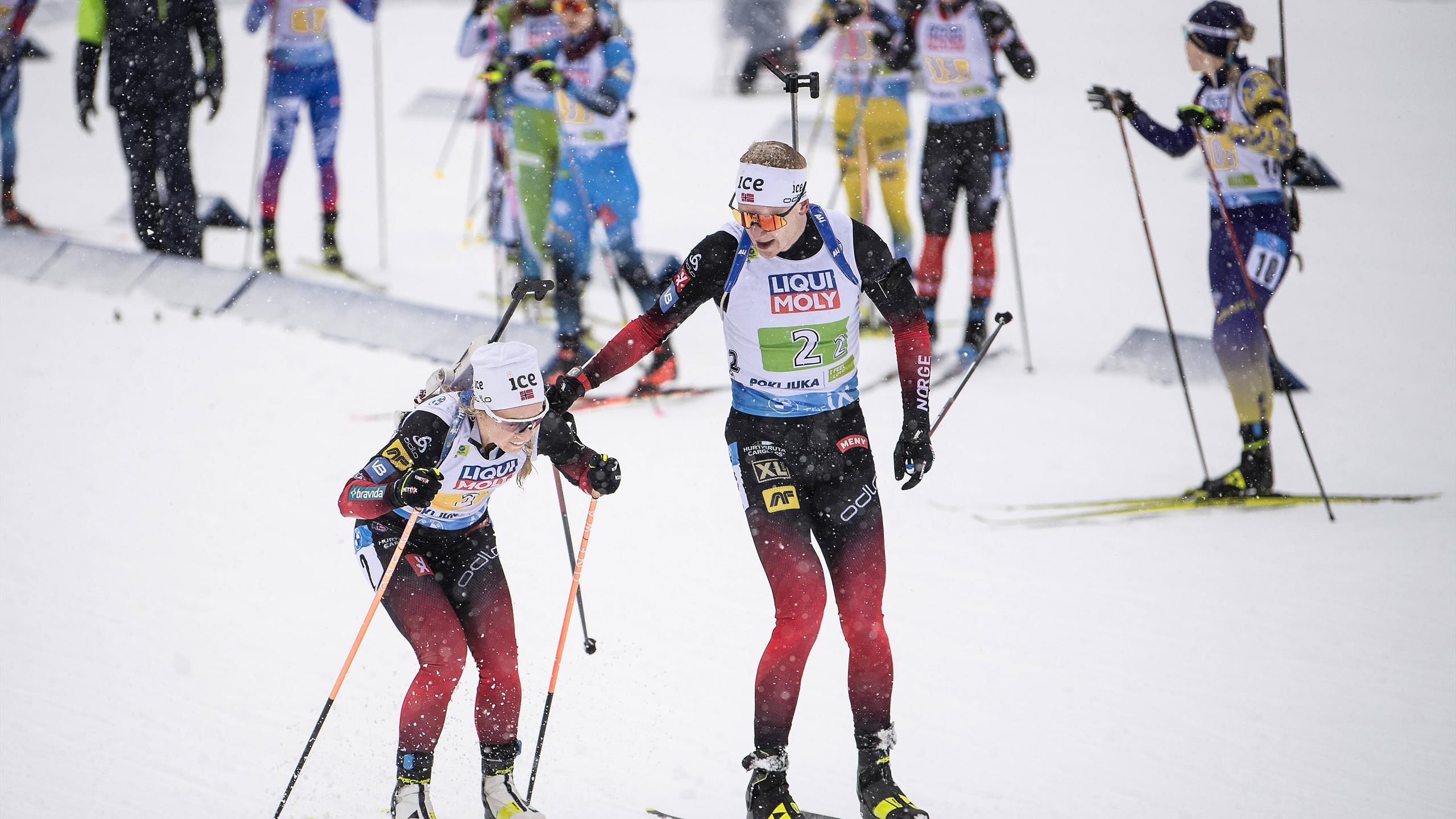 биатлон гонка смешанная эстафета. биатлон антерсельва чм. смешанная эстафета. смешанная эстафета биатлон поклюка 2020. бегут эстафета биатлон.