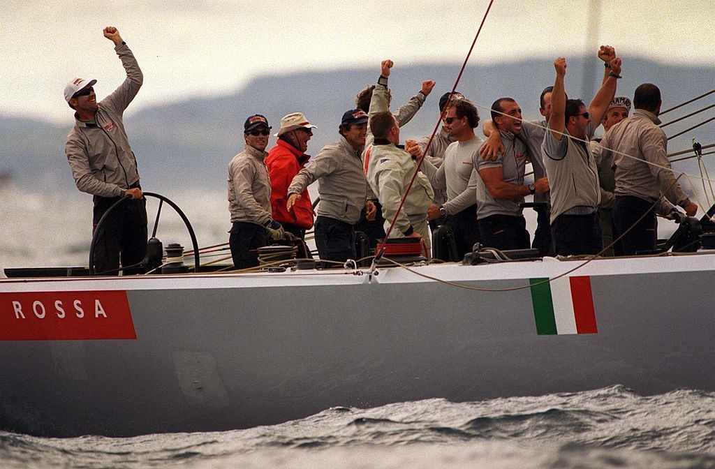 Francesco De Angelis e l'equipaggio festante di Luna Rossa dopo la vittoria della Louis Vitton Cup del 2000