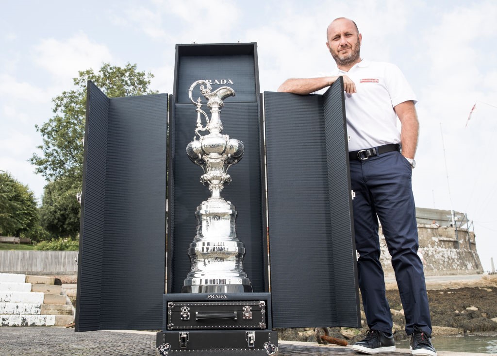 Max Sirena posa con il trofeo dell'America's Cup, la mitica brocca d'argento precedentemente nota come "Coppa delle 100 ghinee" in seguito ribattezzata "Vecchia Brocca"