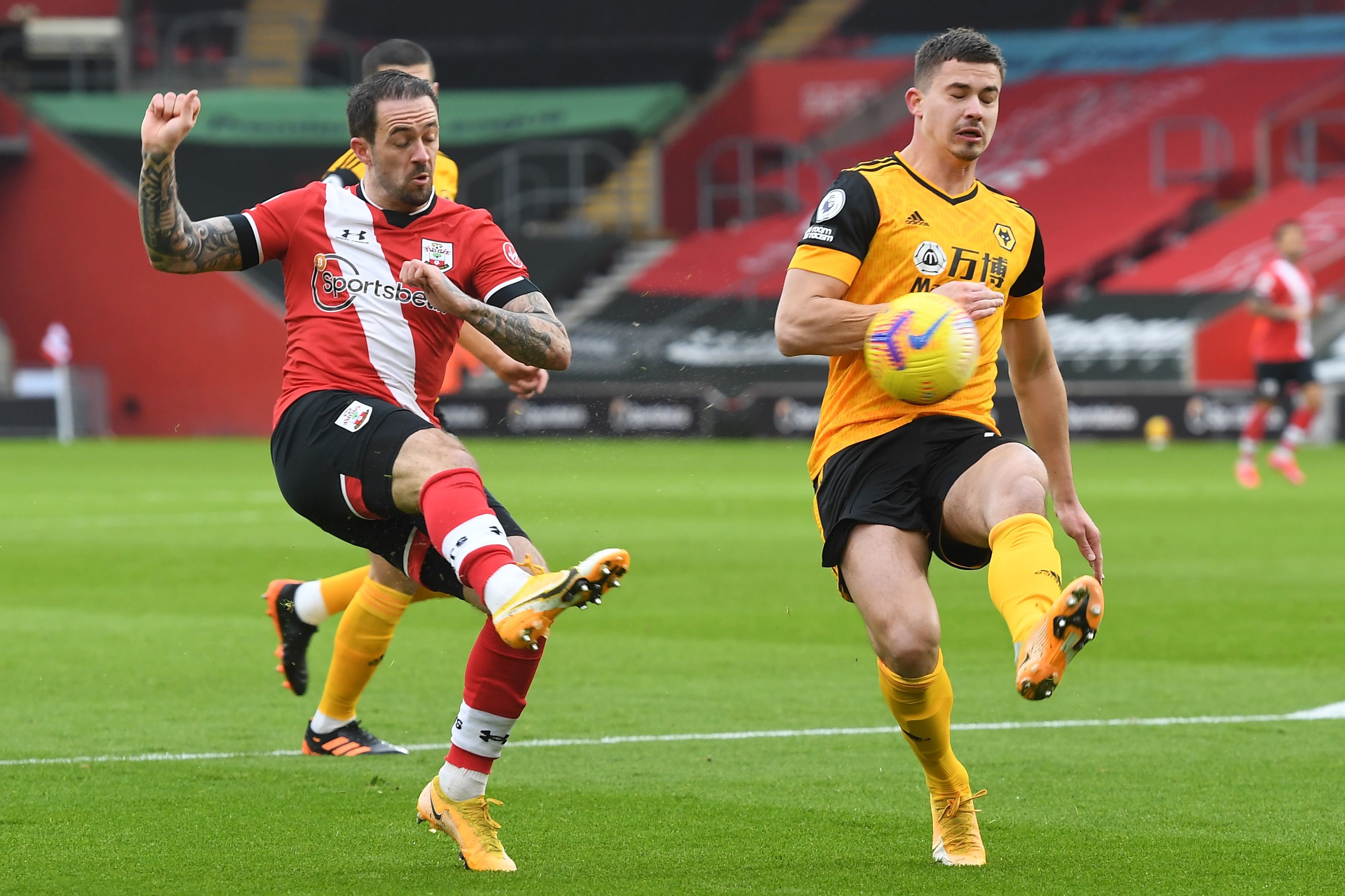 Southampton's English striker Danny Ings (L) has an unsuccessful shot past Wolverhampton Wanderers' Belgian midfielder Leander Dendoncker (R) during the English Premier League football match between Southampton and Wolverhampton Wanderers