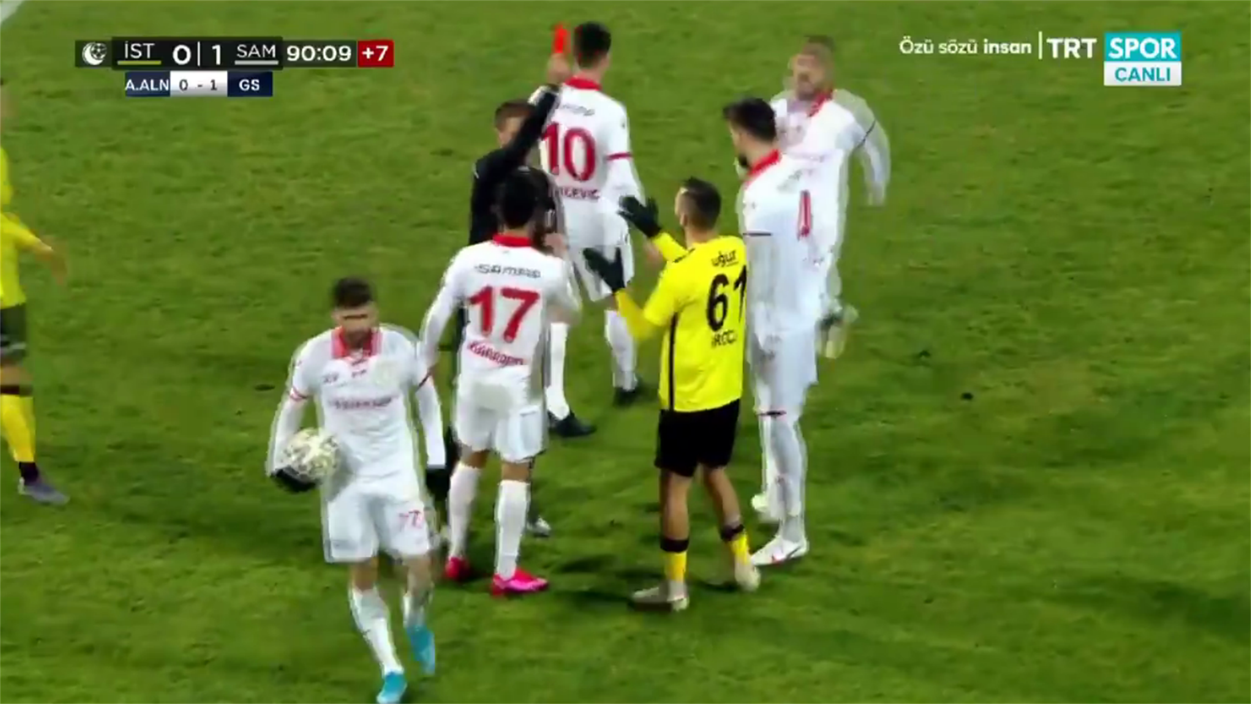 Игрок удалил судью. Сергей карасев судья красная карточка. Арсенал тула. Судья удаляет венгерского футболиста. Вадим жук арбитр.