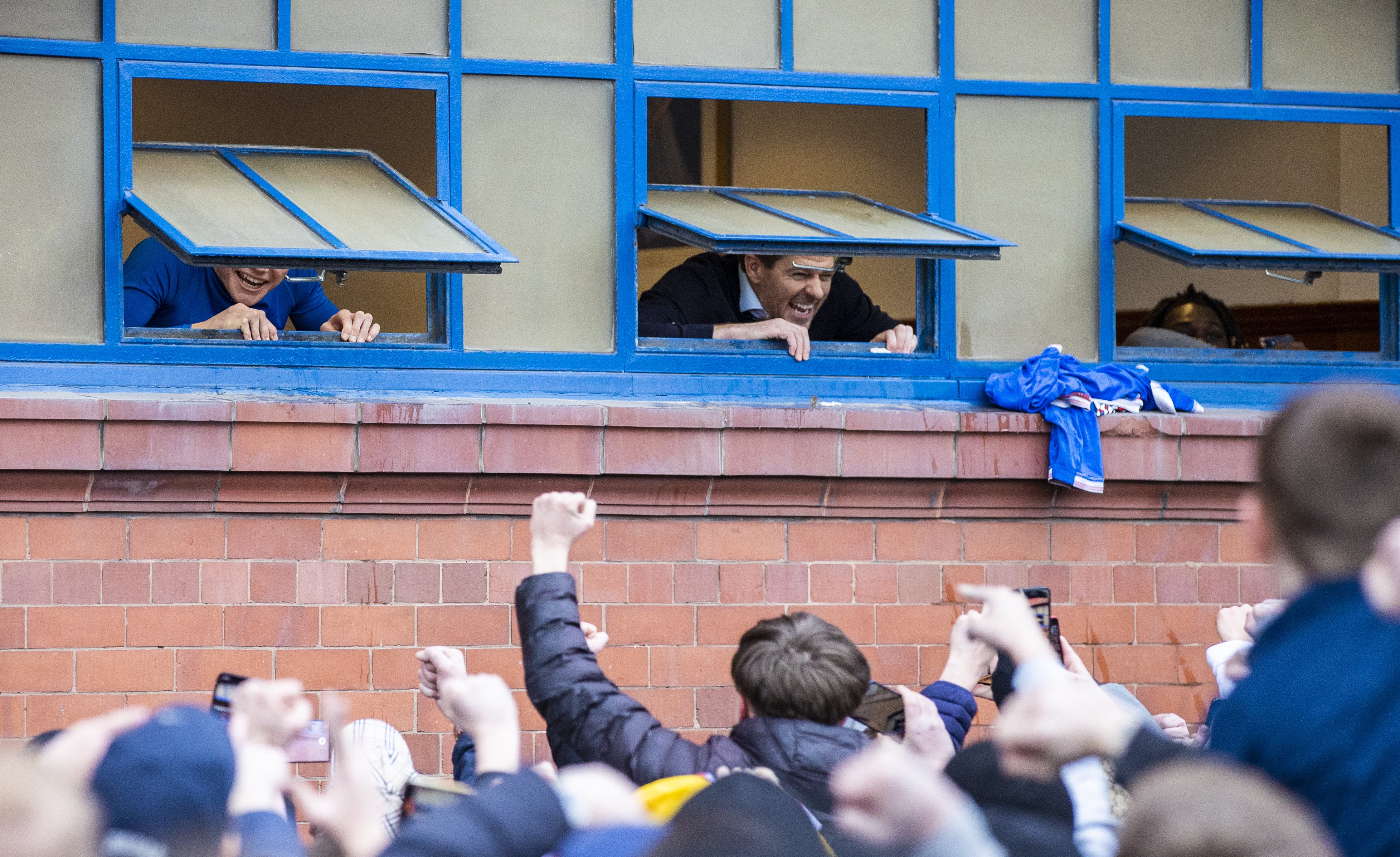 Rangers-Trainer Steven Gerrard (im Fenster in der Mitte) jubelt den Fans aus dem Kabinenfenster zu