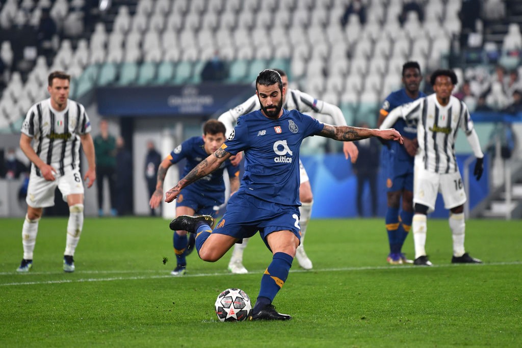 Sergio Oliveira calcia il rigore durante Juventus-Porto - Champions League 2020/2021 - Getty Images