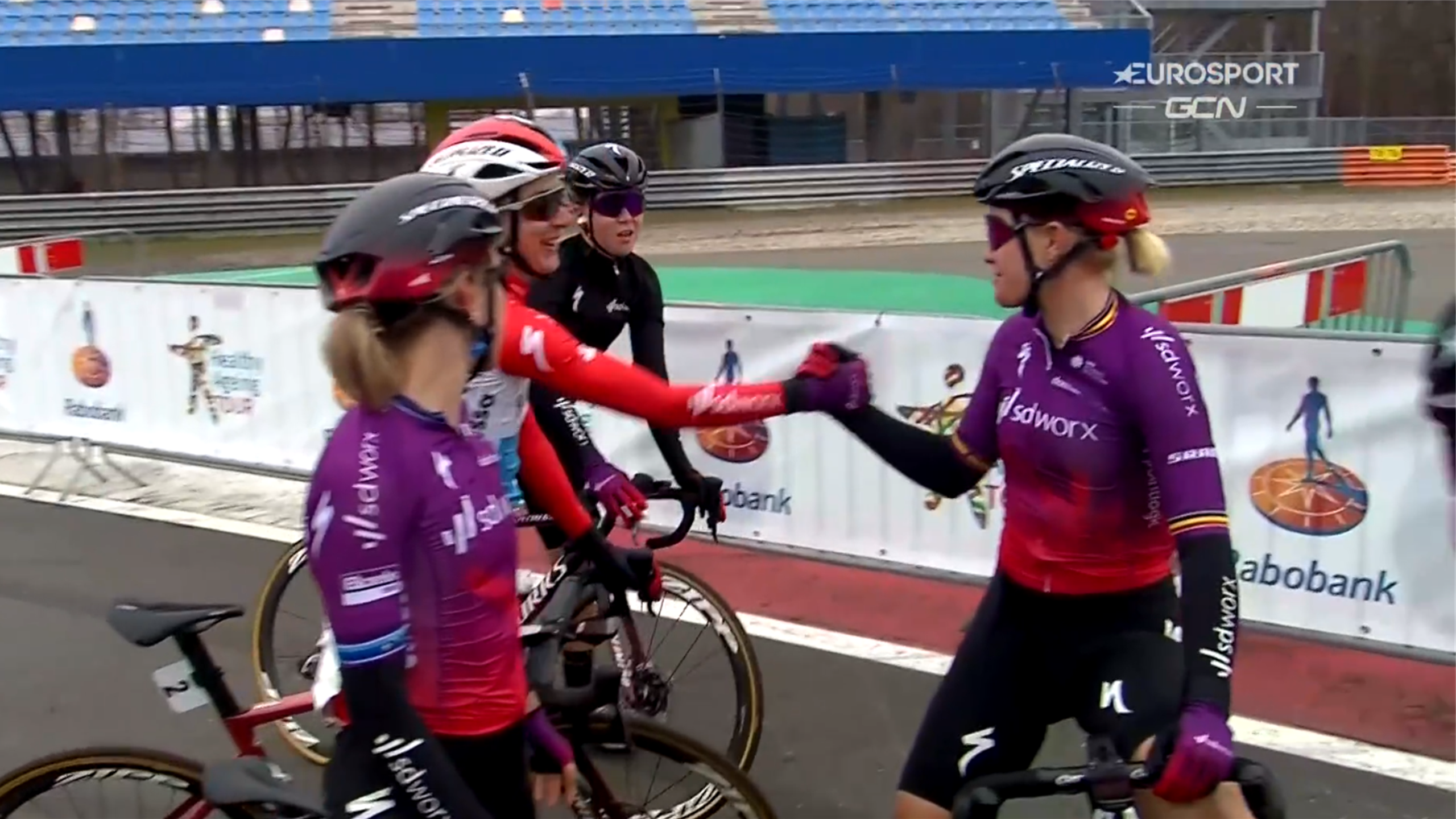 Велоспорт 2021. Велоспорт награждение. Евроспорт Велоспорт 2021 гонрусскоязыке. Олимпиада 2021 велосипедный спорт отбор фристайл падения. Джолиен Вершуерен.